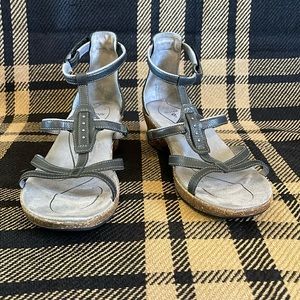 AHNU sandal